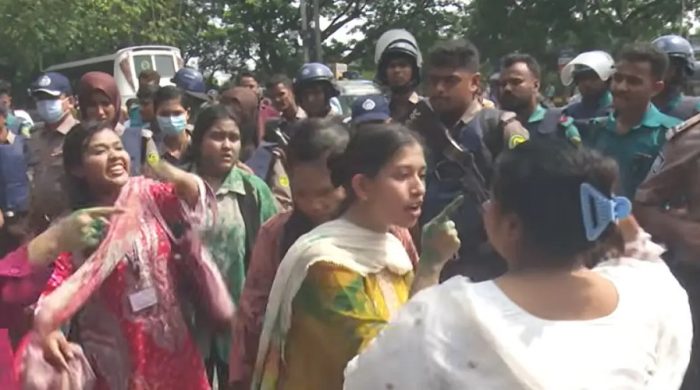 চট্টগ্রামে গ্রাফিতি আঁকা ঘিরে পুলিশের সঙ্গে ধস্তাধস্তি